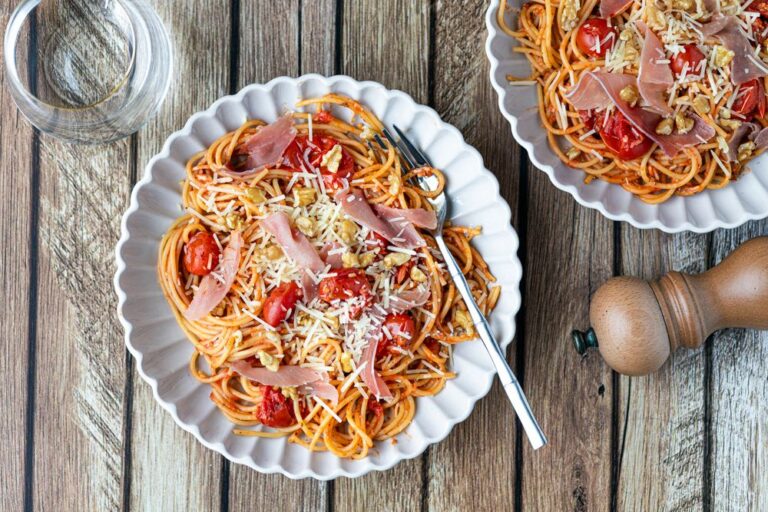 Makaron z pesto rosso i szynką dojrzewającą